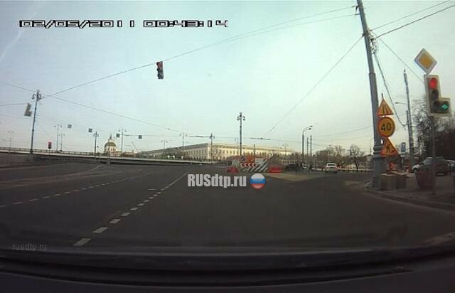 В Москве автомобиль сбил дорожного рабочего
