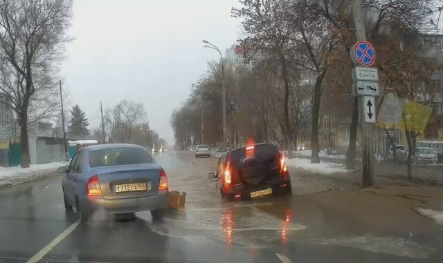 В Самаре автомобиль Chevrolet Niva провалился в огромную яму 