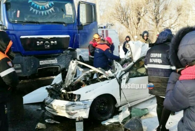 В Комсомольске-на-Амуре многотонный грузовик смял «Тойоту» с людьми 