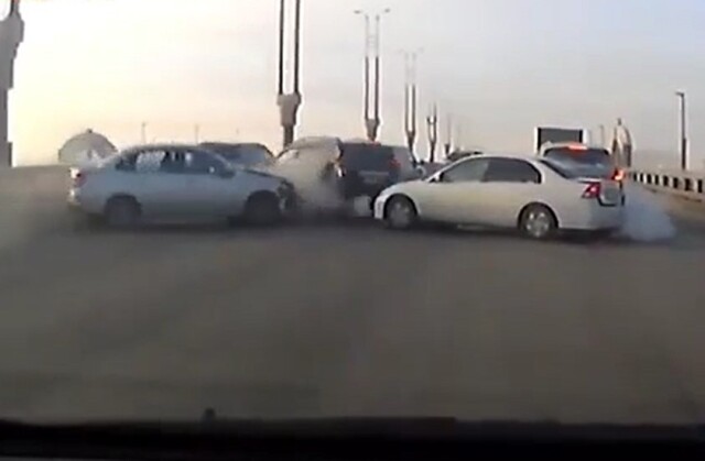 Девять автомобилей столкнулись на Метромосту в Омске