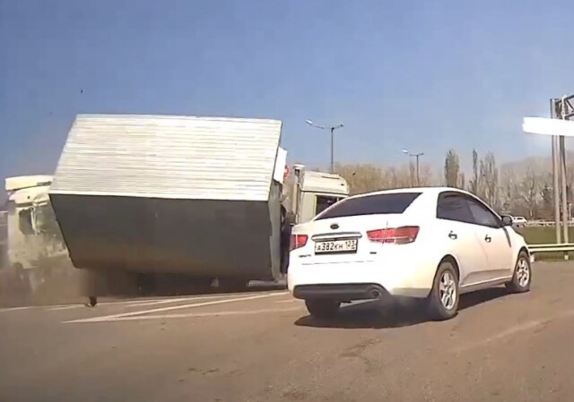 Два КамАЗа и легковой автомобиль столкнулись на кольце под Краснодаром 
