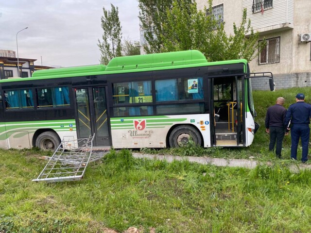 ДТП в Шымкенте: автобус без водителя выехал на тротуар и начал давить людей 