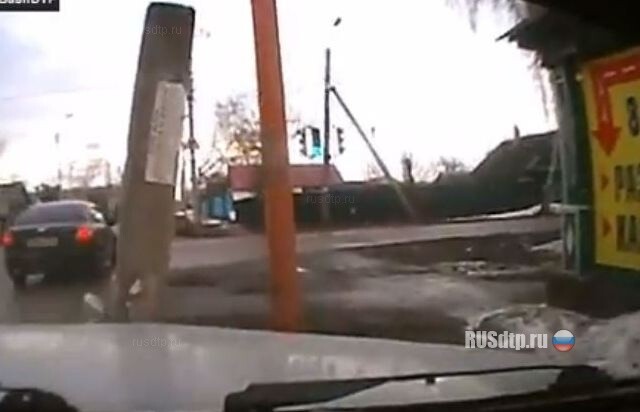 Увернулся, в столб… 