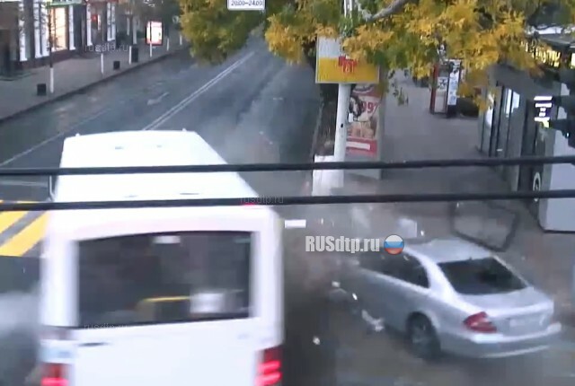В Краснодаре в результате ДТП водителя автобуса выбросило через окно