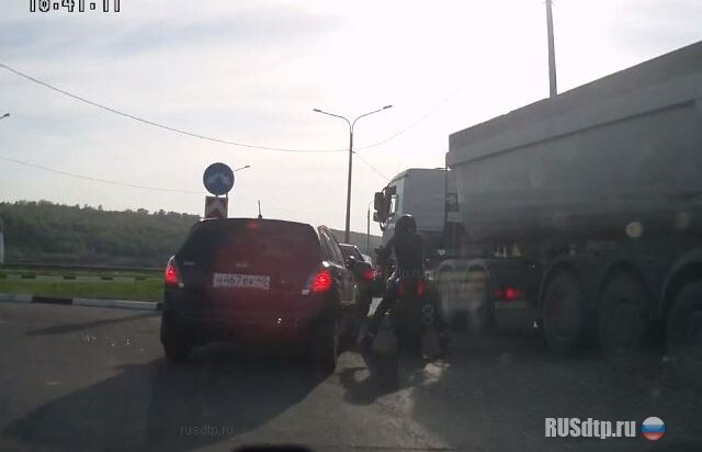 Толкнул мотоциклиста 