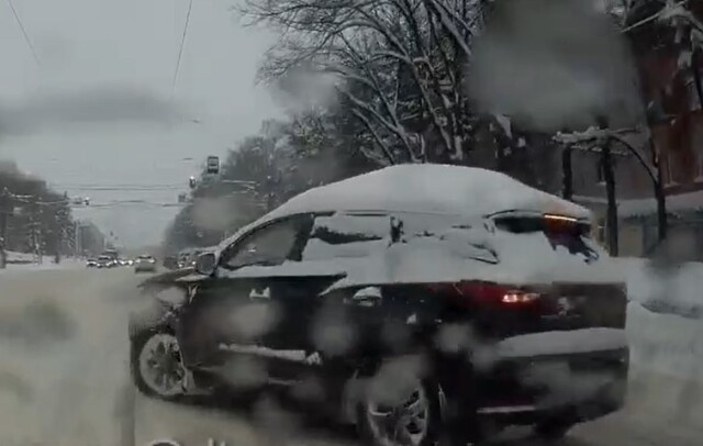 «Внезапно решил повернуть налево»: видеорегистратор запечатлел момент ДТП в Нижнем Новгороде 