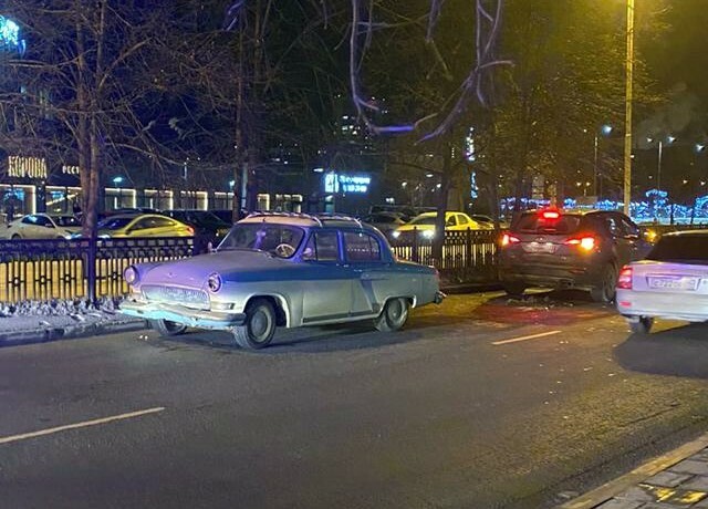 В Екатеринбурге женщина выпала из ретро автомобиля 