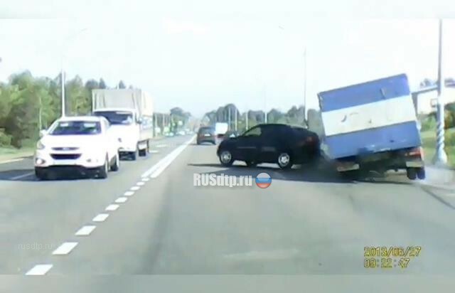 Момент столкновения трех автомобилей в Смоленске зафиксировал видеорегистратор