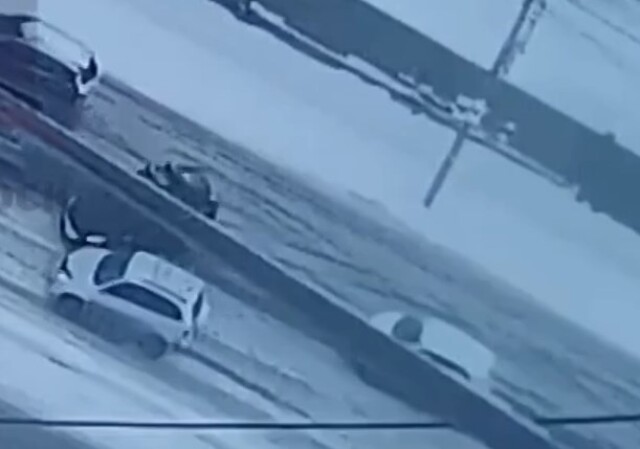 В Красноярске водитель «Лады» пытался уйти от столкновения с кроссовером и попал в ДТП 