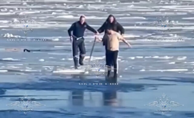 В Петербурге инспектор ДПС спас мужчину, провалившегося под лёд Невы 