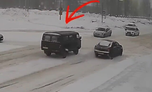 Водителю «буханки» стало плохо за рулем: в Сарове УАЗ выехал на встречную и столкнулся с легковым автомобилем 