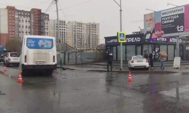 «Не уступила дорогу»: два автомобиля и маршрутка столкнулись на перекрестке в Омске 