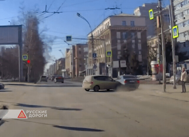 В Новосибирске водитель на BMW пытался проскочить перекресток на красный и попал в ДТП