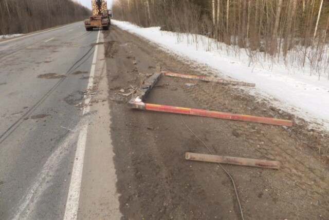 В Коми водитель задним ходом спасся от перевернувшегося лесовоза 