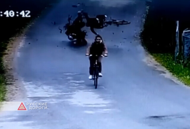 Мотоциклист на повороте столкнулся с велосипедисткой 