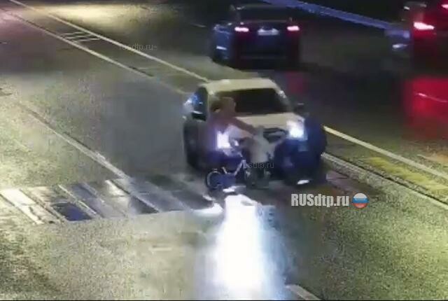 В Петербурге автомобиль сбил женщину с двумя детьми