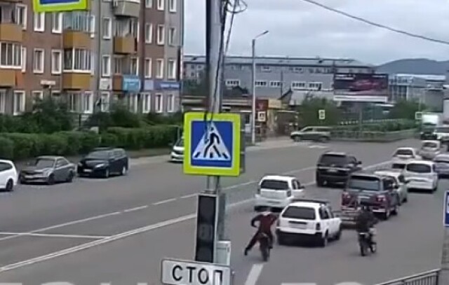 В Улан-Удэ подросток на питбайке врезался в попутный автомобиль, после чего сбежал
