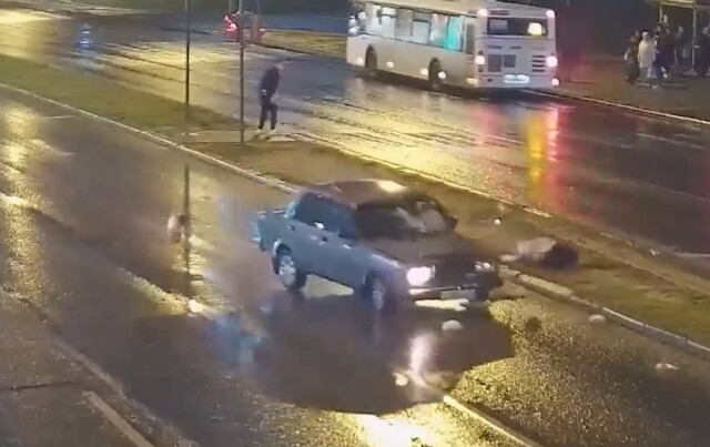 В Волгограде женщина переходила дорогу на красный и попала под колеса автомобиля