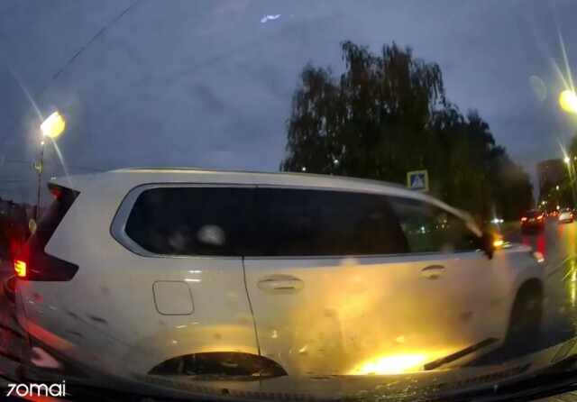 «Он меня специально ударил»: кто виноват в ДТП на перекрестке в Курске? 