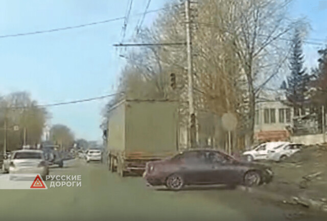 Грузовик подрезал легковушку на улице Петухова в Новосибирске