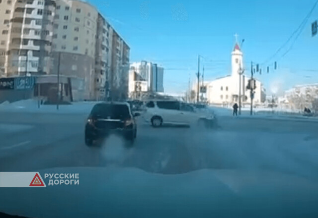 Два автомобиля не поделили перекресток в Якутске