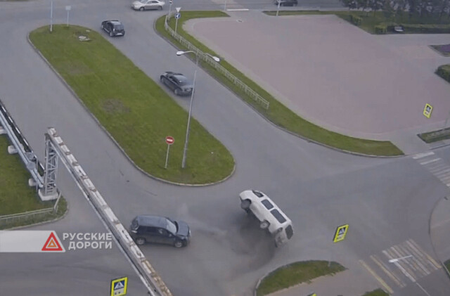 Легковой автомобиль и микроавтобус столкнулись на перекрестке в Белово