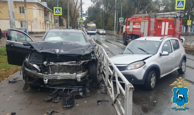 Renault и Mercedes столкнулись на перекрестке в Самаре: погибла женщина 