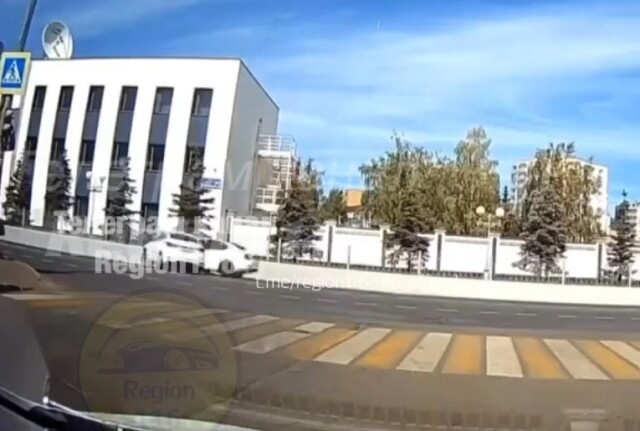 Жесткое ДТП на перекрестке в Казани:  водитель белого седана пытался развернуться 