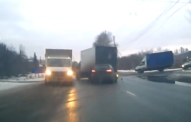 В Омске водитель «Газели» пытался вытащить своего коллегу из сугроба, чтобы привело к ДТП