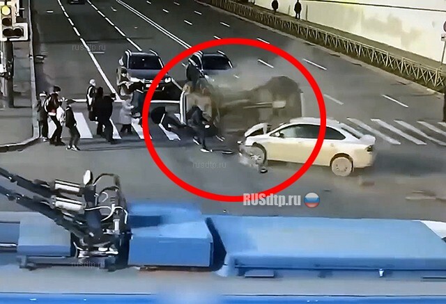 В Петербурге автомобиль влетел в толпу пешеходов. ВИДЕО 