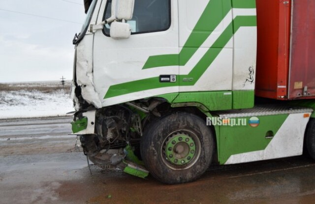 Один человек погиб при столкновении УАЗа с фурой в Оренбургской области 