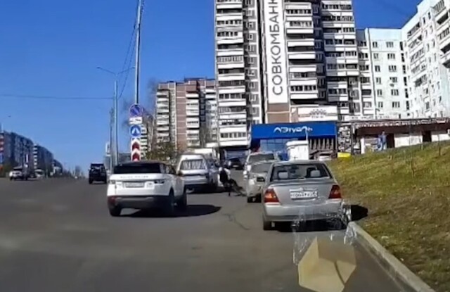В Усть-Илимске велосипедист упал под колеса автомобиля