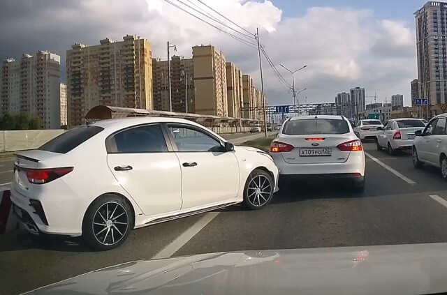 Непонятная авария в Ставрополе: водитель сперва избежал ДТП, а затем его устроил 