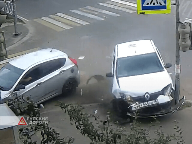 Такси и легковушка не поделили перекресток в Рыбинске