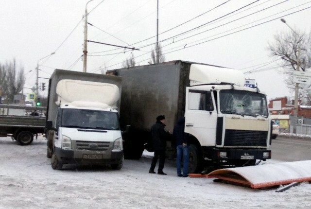 В Ростове-на-Дону грузовик сбил на остановке двух человек 