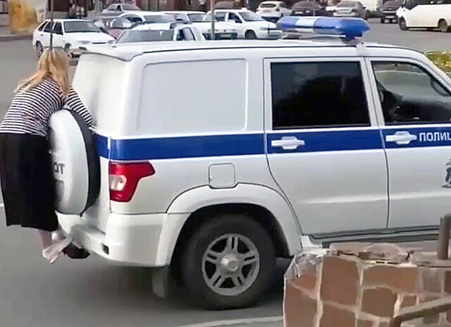 На Ставрополье пьяная женщина залезла на бампер патрульной машины и прокатилась на нем 