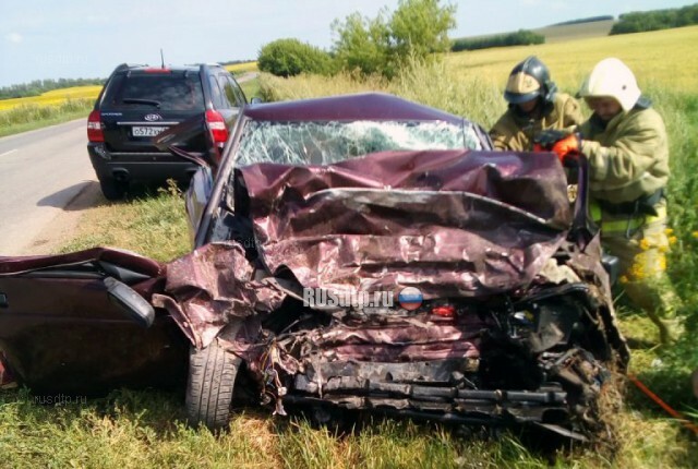 В Оренбургской области в лобовом столкновении автомобилей погибли водитель и пассажир «Приоры» 