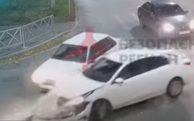 Столкновение на перекрестке в Ярославле: один водитель не пропустил другого
