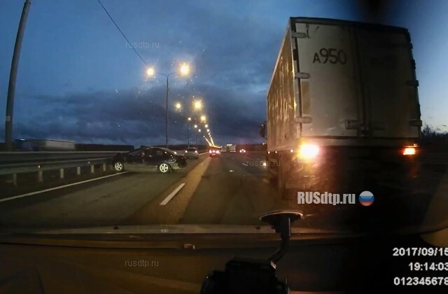 На Симферопольском шоссе легковушка подлезла под грузовик