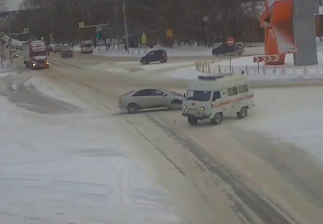 В Иркутской области столкнулись легковой автомобиль и машина скорой помощи