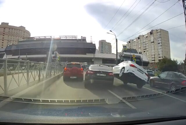 Неудачное перестроение в Петербурге: три автомобиля столкнулись на перекрестке