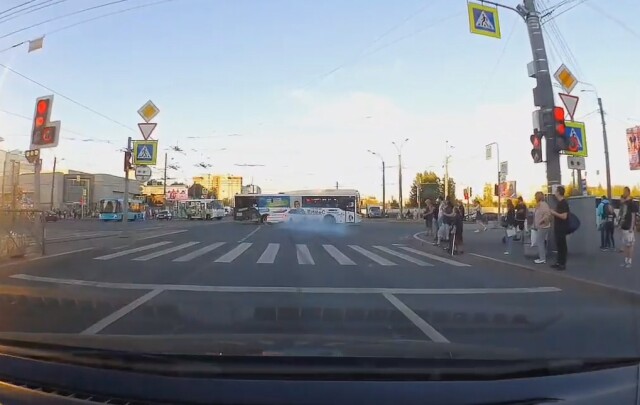 ДТП в Петербурге: автомобиль проехал на красный и столкнулся с автобусом