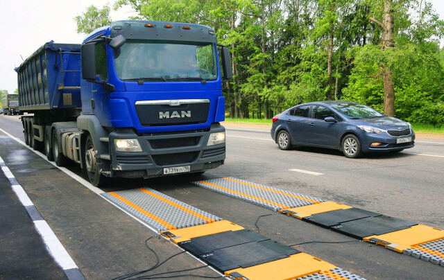 Владельцы легковых автомобилей начали получать штрафы за перегруз 