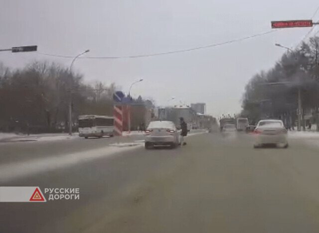 В Новосибирске таксист сбил парня в наушниках и капюшоне