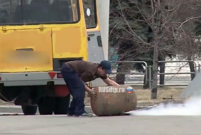 В Челябинске у маршрутки на ходу отвалился газовый баллон. ВИДЕО 