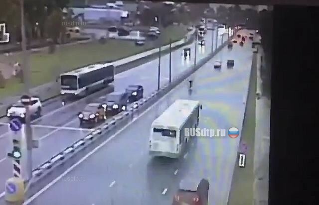 Пешеход попал под автобус в Зеленограде