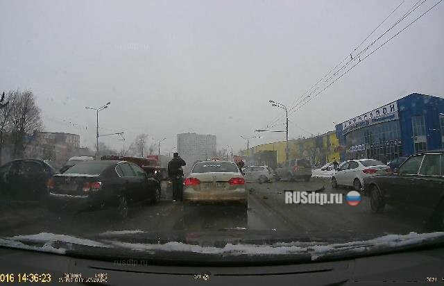 Видеорегистратор зафиксировал момент массового ДТП на Рязанском проспекте