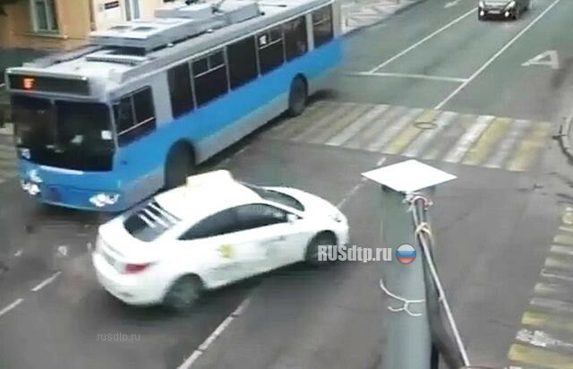 ВИДЕО: в Краснодаре столкнулись два троллейбуса и такси