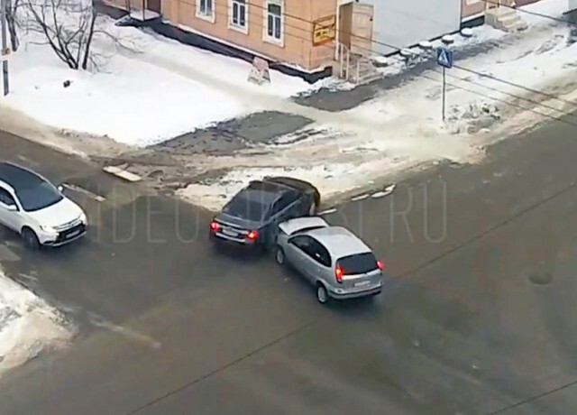 Вылетел на тротуар 