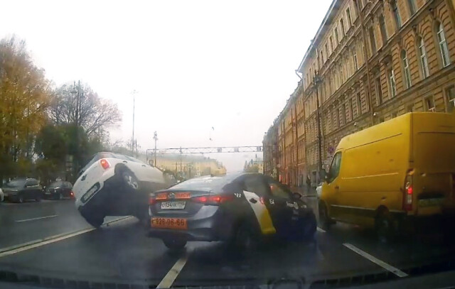 Mini Cooper перевернулся в результате ДТП в Петербурге